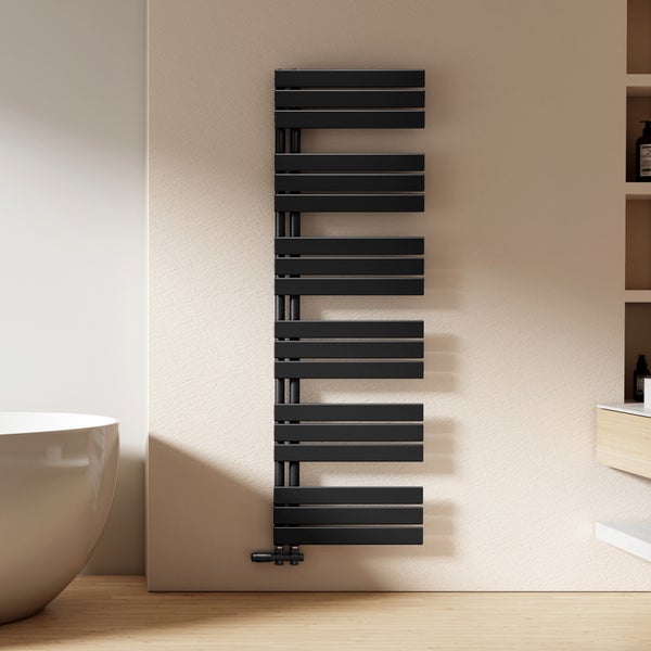 Moderní vertikální designový radiátor s plochými profily namontovaný na stěně v koupelně.