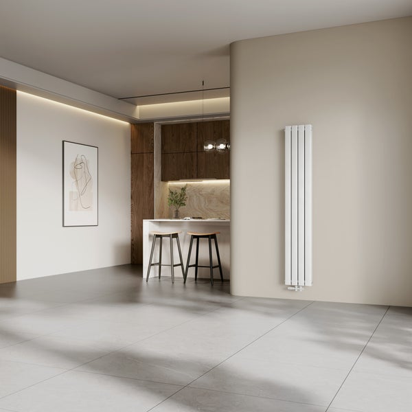 Moderní obývací prostor s otevřenou kuchyní, dřevěnými čely a vertikálním designovým radiátorem na zdi na velkých dlaždicích.