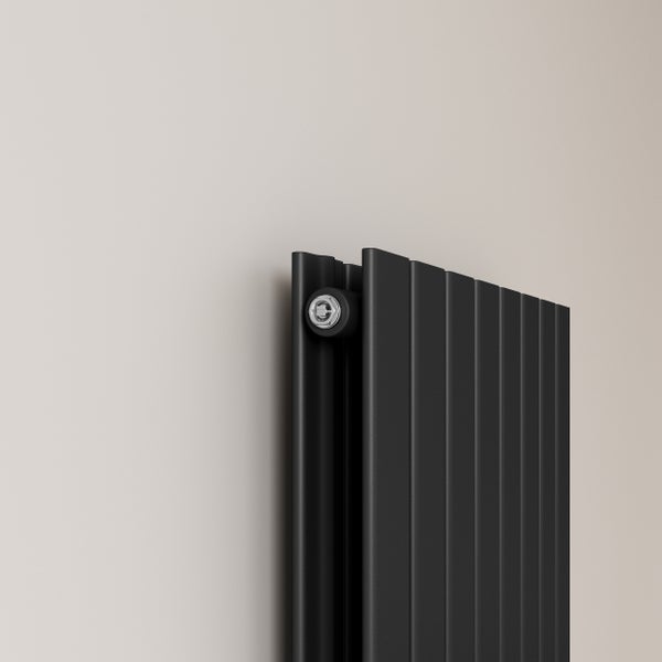 Detailní pohled na černý radiátor