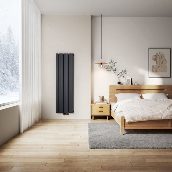 Ložnice s moderním designovým radiátorem na stěně