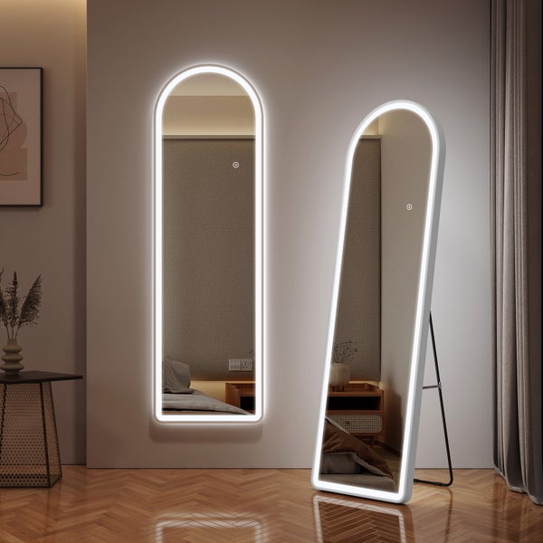 Dvě zrcadla na celou postavu s LED osvětlením v ložnici