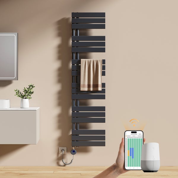 Moderní elektrický designový radiátor na ručníky v tmavě šedé barvě, ovladatelný přes aplikaci v telefonu a chytrý reproduktor.