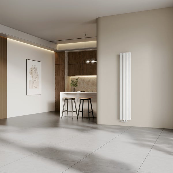 Moderní obývací prostor s otevřenou kuchyní, barem, barovými židlemi a vertikálním designovým radiátorem na světlé stěně.