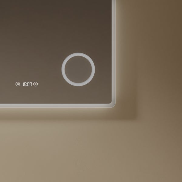 Detail zrcadla s digitálním displejem a osvětleným tlačítkem