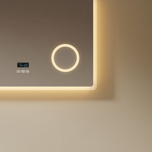 Obdélníkové koupelnové zrcadlo s integrovaným LED osvětlením, digitálními hodinami, funkcí Bluetooth a vyhříváním proti zamlžování.