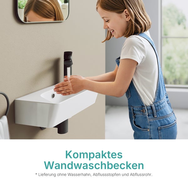 Dítě si myje ruce v kompaktním bílém nástěnném umyvadle ve světlé, moderní koupelně.
