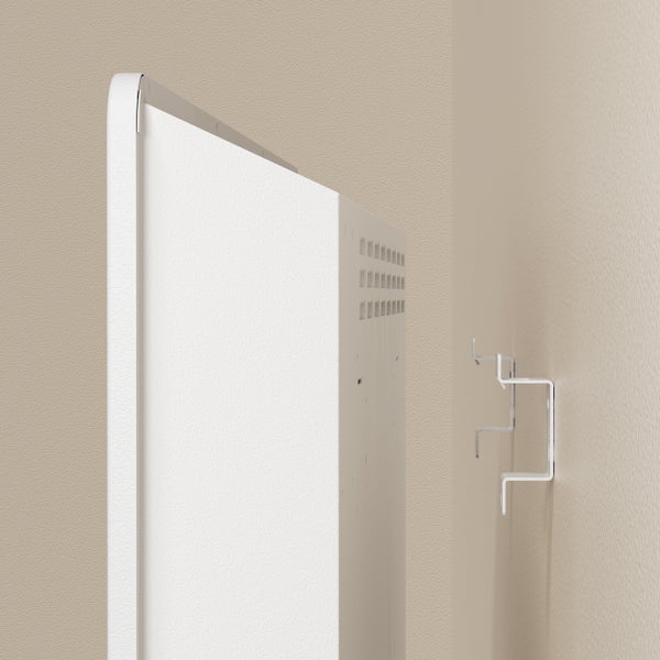 Detailní záběr bílého radiátoru s nástěnným držákem pro montáž na stěnu.