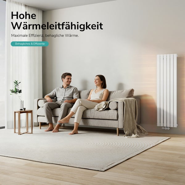 Obývací pokoj s pohovkou, radiátorem a textem Hohe Wärmeleitfähigkeit