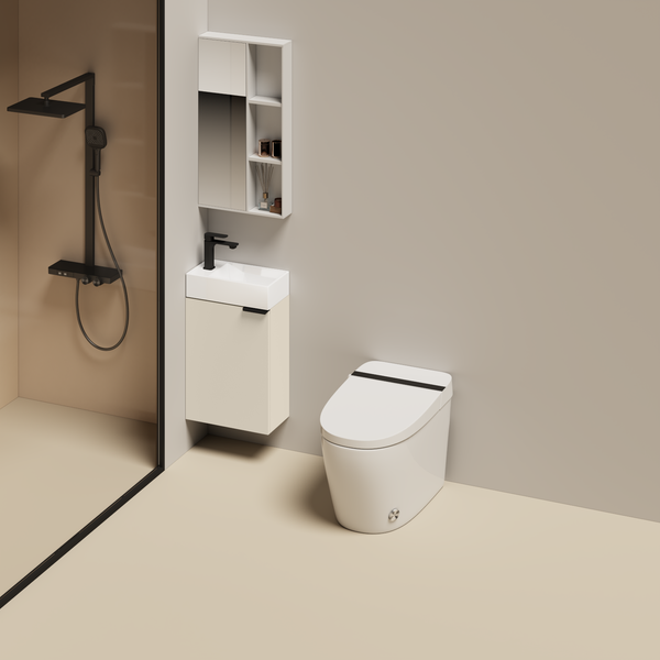 Moderní koupelna s nástěnným umyvadlem, zrcadlovou skříňkou, nástěnným sprchovým systémem a stojící toaletou v minimalistickém designu.
