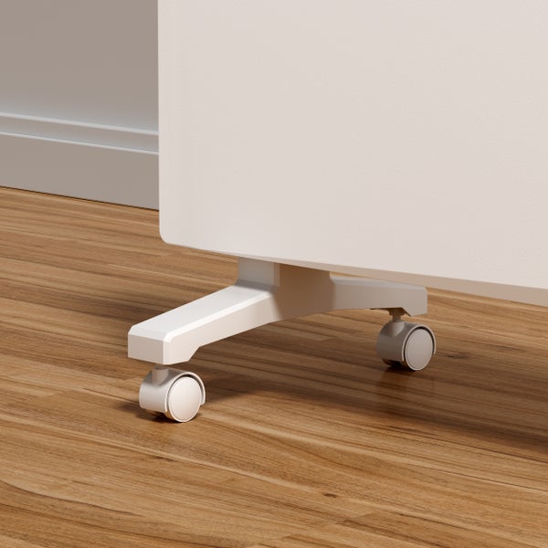 Detail nábytku s kolečky na dřevěné podlaze