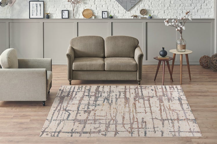 Obdélníkový koberec s abstraktním mřížkovým vzorem v moderním obývacím pokoji s pohovkou a křeslem na dřevěné podlaze.