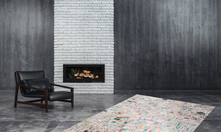 Moderní obývací pokoj se světlým barevným kobercem na betonové podlaze, koženým křeslem a bílým cihlovým krbem.
