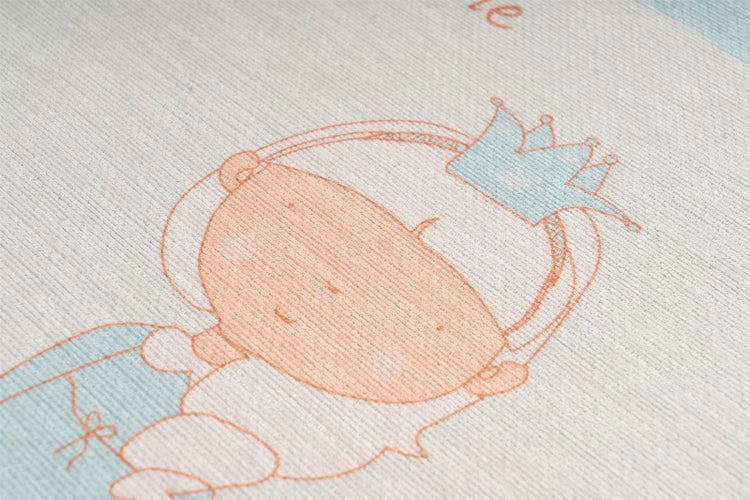 Detailní záběr na vliesovou tapetu do dětského pokoje s ilustrací malého prince s korunou.