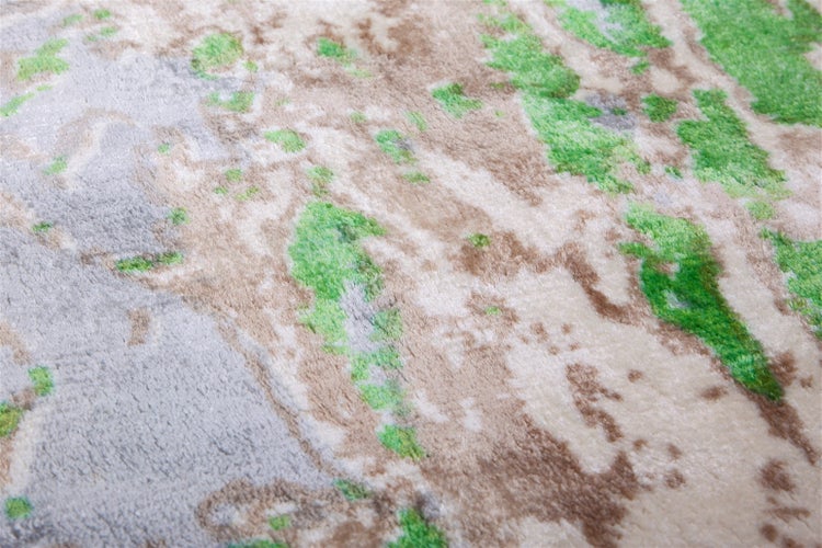 Detailní záběr koberce s abstraktním vzorem v zelené, béžové a šedé barvě. Měkká textura s viditelnou strukturou vláken.