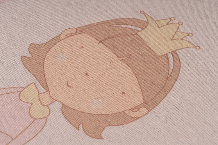 Detail dětského koberce s motivem princezny a korunkou.