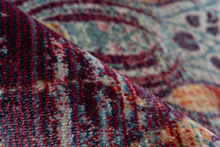 Detailní záběr vícebarevného vzorovaného koberce s krátkým vlasem a vintage designem.