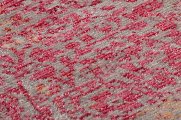 Detailní záběr na vzorovaný koberec s texturovaným tkaným povrchem v orientálním vintage stylu.