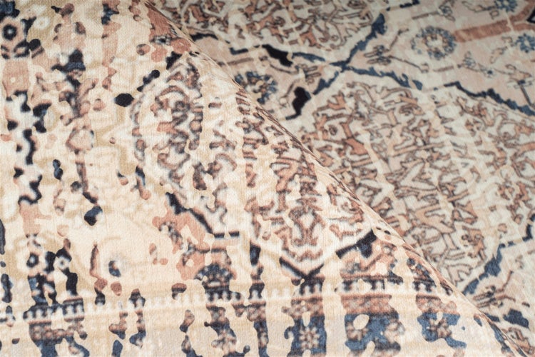 Detailní záběr béžovo-modrého koberce s orientálním vzorem ve vintage stylu.