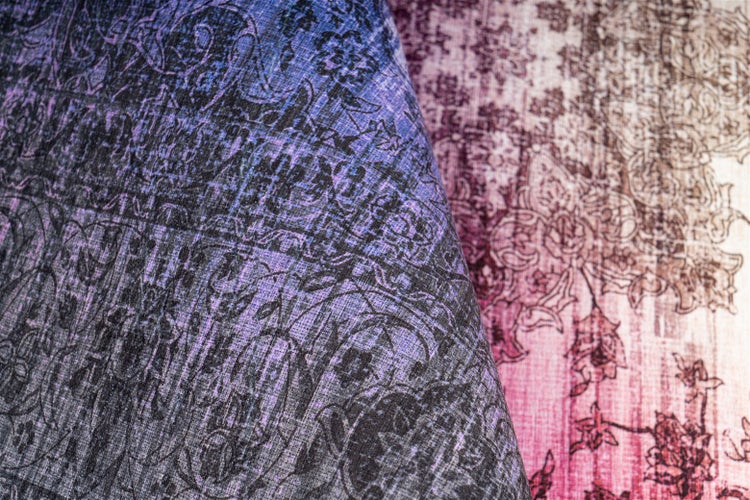 Detail látek s květinovými vzory