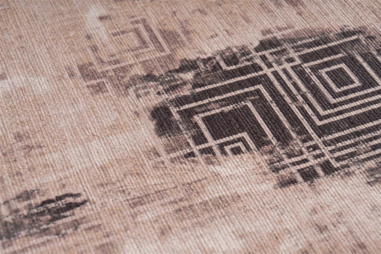 Detail koberce s geometrickým vzorem, žebrovaná textura, béžová a šedá, styl vintage.