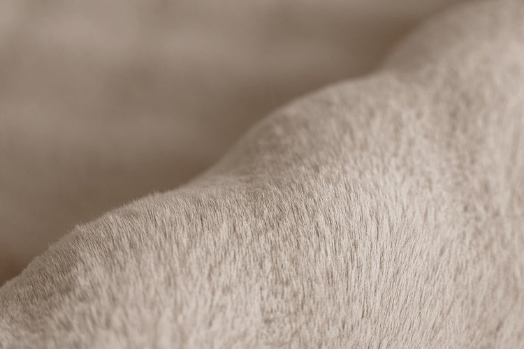 Detailní záběr měkkého a nadýchaného povrchu z umělé kožešiny.