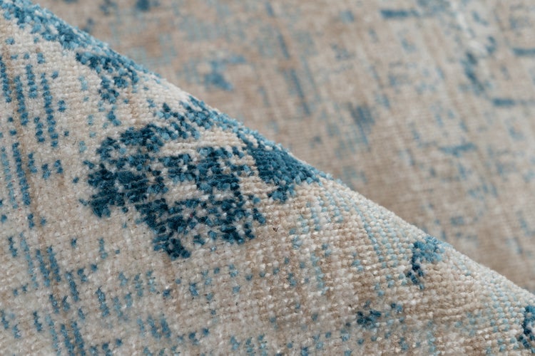 Detailní záběr na tkaný koberec s vintage vzorem a strukturovaným povrchem.