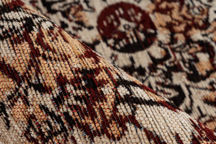 Detail tkaného koberce s orientálním vzorem.