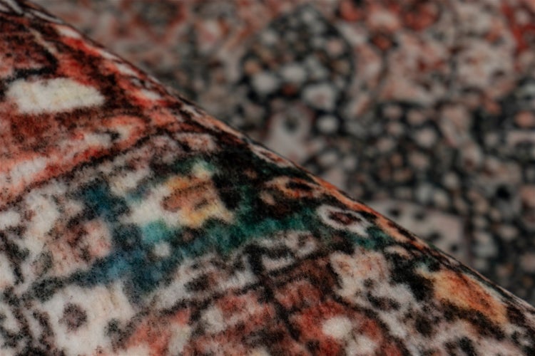 Detailní záběr na vzorovaný koberec s vintage designem a měkkou texturou.
