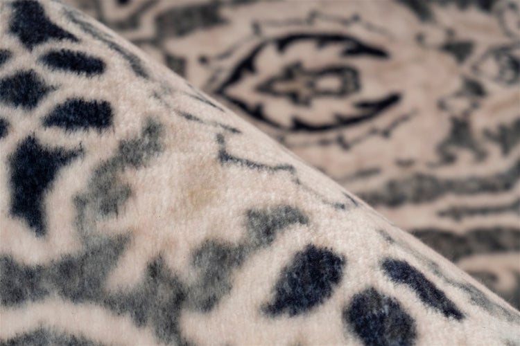 Detailní pohled na měkký koberec s ornamentálním vintage vzorem.
