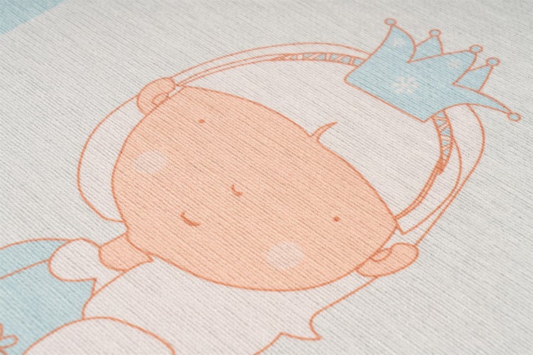 Tapeta do dětského pokoje s ilustrací princezny s korunkou na strukturovaném povrchu.