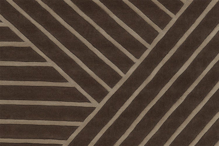 Koberec s geometrickým pruhovaným vzorem v hnědé a béžové barvě.
