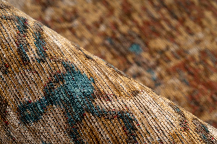 Detail tkaného koberce s žebrovanou texturou a abstraktním vzorem.