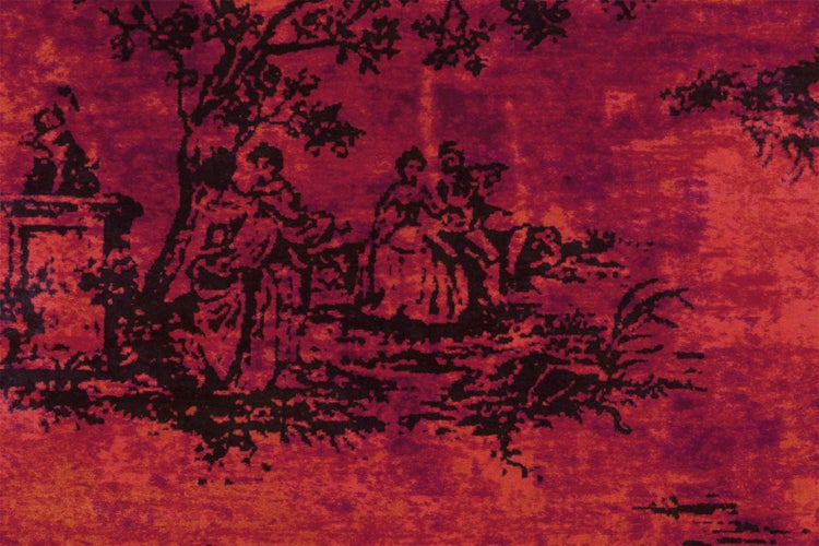 Vzor Toile de Jouy s venkovskou scénou, lidmi a stromy na strukturovaném povrchu.