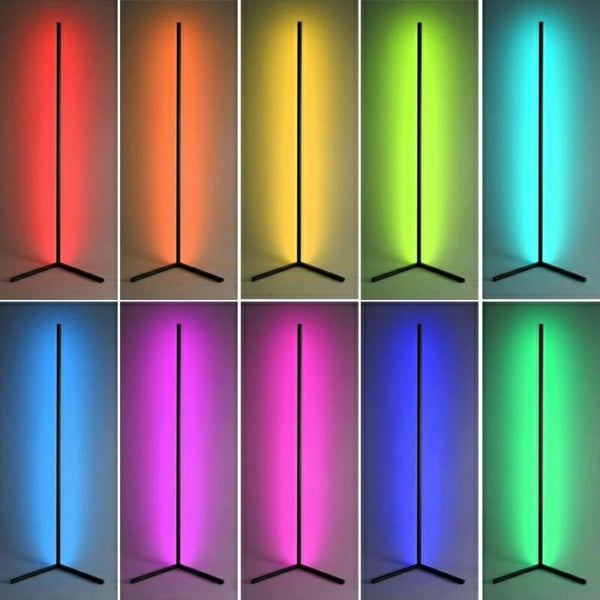 Moderní rohová LED stojací lampa s RGB změnou barev a tenkým černým rámem pro atmosférické osvětlení.