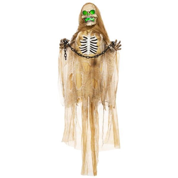 Dekorativní, visící duch se svítícíma očima, kostrou a řetězy na Halloween.