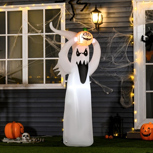 Halloweenská dekorace s nafukovacím duchem a dýní před domem