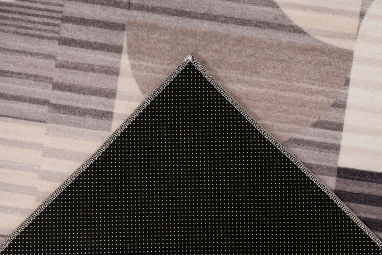 Detailní pohled na koberec s geometrickým vzorem a protiskluzovou spodní stranou s výstupky.