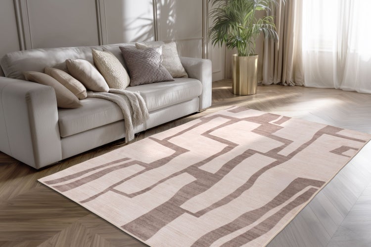 Obývací pokoj s pohovkou, polštáři a kobercem s abstraktním geometrickým vzorem na parketové podlaze.