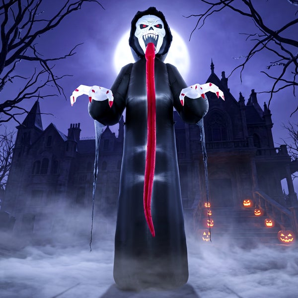 Nafukovací figurka smrtky na Halloween jako venkovní dekorace před strašidelným panským sídlem s dýněmi a mlhou.