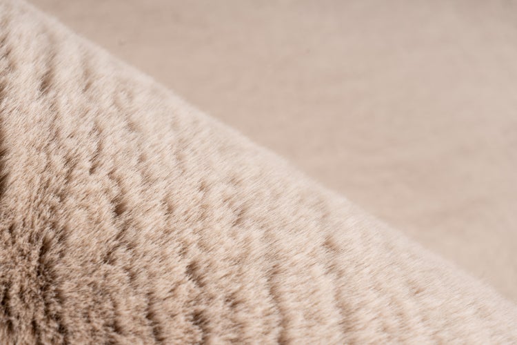 Detailní záběr na materiál z měkké umělé kožešiny pro textil a bytové doplňky