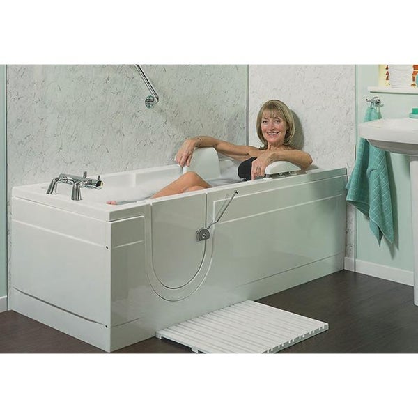 Žena relaxuje ve vaně s dvířky a pomůckou pro vstup