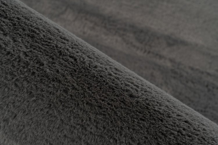 Detailní záběr na měkkou umělou kožešinu jako dekorativní látku s tkaným vzhledem
