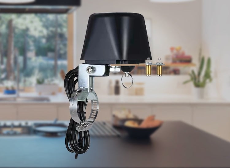 Elektronický hlídač hladiny vody s potrubní svorkou pro upevnění a kabelovým připojením.