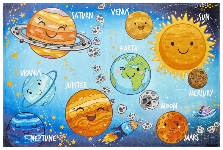 Dětský koberec s vesmírným motivem, usměvavými planetami, sluncem, měsícem, raketou a hvězdami.