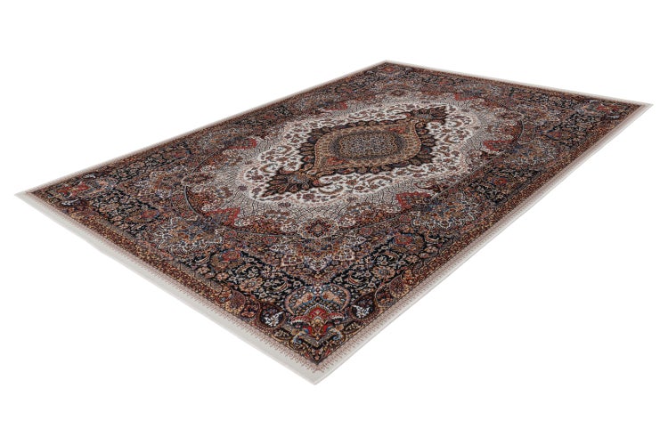 Obdélníkový koberec s klasickým orientálním vzorem a zdobenými ornamenty v medailonovém designu.