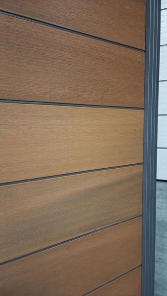 Detailní pohled na plotový panel s perodrážkou