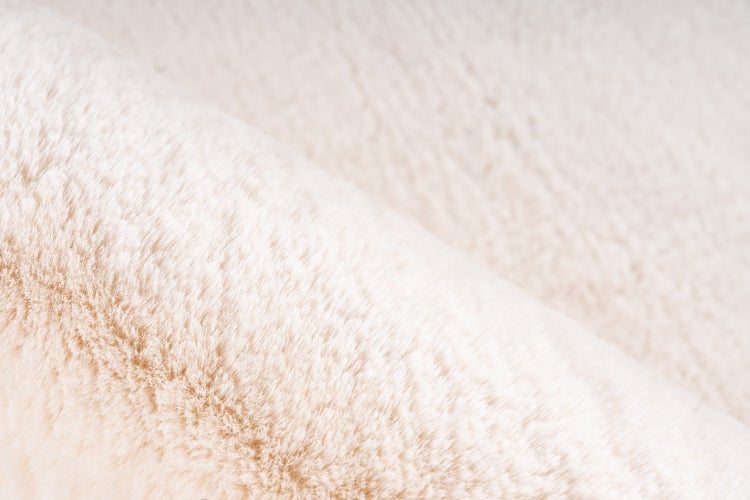Detail měkké umělé kožešiny s hustou texturou.