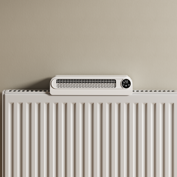 Radiátorový ventilátor s digitálním displejem, namontovaný na deskovém radiátoru pro efektivní distribuci tepla.