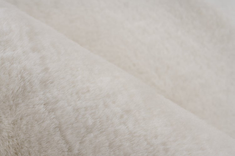 Detailní záběr měkké umělé kožešiny jako metráž pro bytový textil