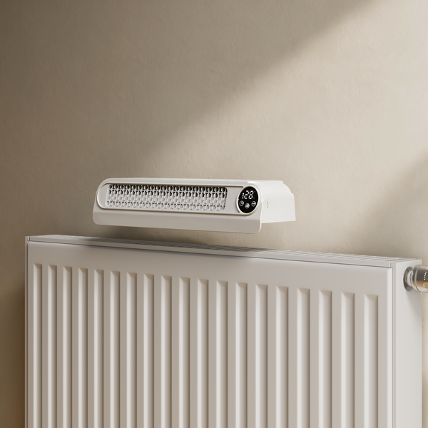 Radiátorový ventilátor pro montáž na radiátor pro zlepšení distribuce tepla s digitálním displejem a ovládacím panelem.